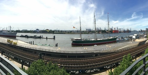 Ausblick aus der Oralchirurgie am Hafen auf die Rickmer Rickmers an den Landungsbrücken Hamburg